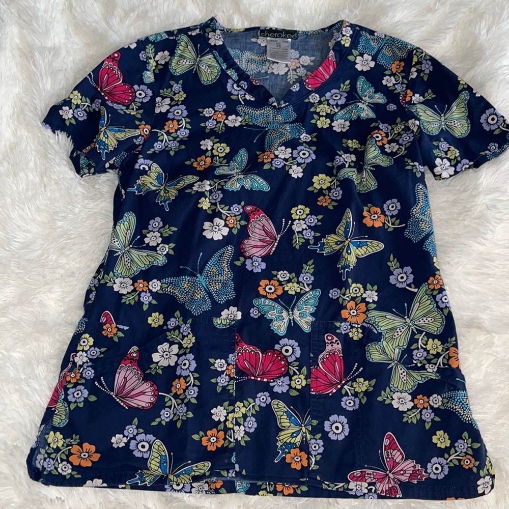 Scrub top with 2 pockets